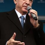 Recep Tayyip Erdoğan Instagram - Devir kavga veya çekişme değil birlik olup zulme set çekme devridir. Tıpkı bir duvarın tuğlaları gibi kenetlenerek mücadelemizi yürüteceğiz. Ayrışmayacağız, bölünmeyeceğiz, birbirimize asla düşmeyeceğiz; bilakis saflarımızı daha da sıkılaştıracağız. Şanlıurfa