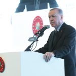 Recep Tayyip Erdoğan Instagram - Daha 8 ay öncesinde 85 milyonu kucaklaştırmaktan dem vuranlar bugün sabah akşam kavga ediyor. Gün geçmiyor ki milletçe yüzümüzü kızartacak bir skandallarına, bir itiraflarına, bilhassa gençlerimizin siyaset kurumuna yönelik güvenini zedeleyen bir ayak oyunlarına şahit olmayalım. Bu durumdan dolayı toplumumuzun belli kesimlerinde yayılan karamsarlık dalgasını demokrasimiz adına ürkütücü buluyoruz. Muvafık veya muhalif fark etmeksizin siyaset kurumunun ana görevi topluma umut aşılamaktır. Burada oluşacak en küçük bir zafiyetin, geçmişte olduğu gibi, ülkemize ve demokrasimize ağır faturaları olacaktır. Biz, böyle bir tablonun oluşmaması için elimizden geleni yapmaya devam edeceğiz. Kendini muhalif olarak tanımlayan vatandaşlarımızı da kucaklamaya, herkesin sorunlarına çözüm üretmeye, herkesin sesine kulak vermeye devam edecek, millî birlik ve beraberliğimizin bozulmasına müsaade etmeyeceğiz.