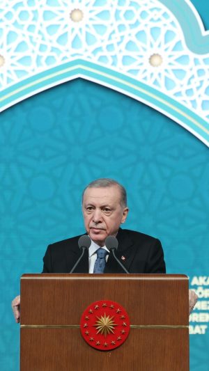 Recep Tayyip Erdoğan Instagram - Yaklaşık bin yıldır Türkler İslam’ı, İslam da Türkleri muhafaza etmiş; Türkler İslam’ın, İslam da Türklerin kılıcı olmuştur.
 
Tarih kitaplarına şöyle bir göz attığınızda karşınıza çıkacak hakikat şudur: Türk demek, aynı zamanda Müslüman demektir.