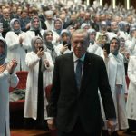 Recep Tayyip Erdoğan Instagram - Diyanet Akademisi Başkanlığı 1’inci Dönem Aday Din Görevlileri Mezuniyet Merasimi’ni Cumhurbaşkanlığı Külliyemizde gerçekleştirdik. 8 aylık eğitim süreçlerini başarıyla tamamlayan 4 bin 537 aday din görevlimizi tebrik ediyor, görevlerinde Rabbimden başarılar niyaz ediyorum. İlk olarak 2012 yılında hukuki altyapısını oluşturmaya başladığımız Diyanet Akademisini, 10 yılı bulan titiz ve yoğun çalışmaların ardından 2022 yılında hayata geçirdik. Akademinin kurulmasıyla birlikte Diyanet camiamız meslek öncesi eğitim ve mesleki eğitim noktasında son derece mücehhez bir yapıya kavuştu. Diyanet İşleri Başkanlığımızın merkez ve taşra teşkilatlarında yapılan her tür ve düzeydeki eğitimleri tek çatı altında topladık. Böylece verilen din hizmetlerinin niteliğini daha da arttıracak, Diyanet mensuplarımızın mesleki donanımını tahkim edecek, sadece kendi insanımıza değil yurt dışında yaşayan vatandaşlarımıza ve kardeş halklara da çok daha iyi hizmet götürülmesini sağlayacak, hasılı Diyanetimizin kurumsal, beşerî ve ilmî kapasitesini her alanda ileriye taşıyacak kritik bir kurumu Başkanlığımızın hizmetine sunmuş olduk. Aday din görevlilerimizi en güzel şekilde yetiştiren saygıdeğer hocalarımıza teşekkürlerimi iletiyorum. Yurt içinde ve yurt dışında özveriyle görev yapan bütün Diyanet mensuplarımıza, din görevlilerimize vazifelerinde kolaylıklar diliyorum. T.C. Cumhurbaşkanlığı