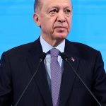 Recep Tayyip Erdoğan Instagram - Şehirlerimiz hizmetini göremediği insanların gölgesine bakmaktan, afişlerini seyretmekten, propagandasına maruz kalmaktan bıktı, usandı, yıldı.   İnşallah 31 Mart’ta bu gölgeler şehirlerimizin üzerinden çekilecek, insanlarımız gerçek belediyeciliğin üretkenliğine kavuşacaktır.