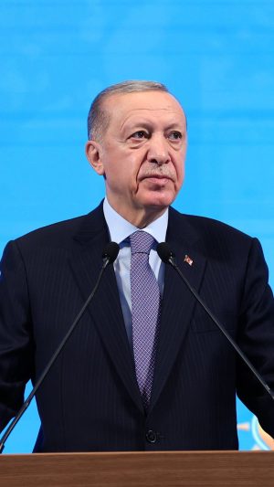 Recep Tayyip Erdoğan Instagram - Şehirlerimiz hizmetini göremediği insanların gölgesine bakmaktan, afişlerini seyretmekten, propagandasına maruz kalmaktan bıktı, usandı, yıldı.
 
İnşallah 31 Mart’ta bu gölgeler şehirlerimizin üzerinden çekilecek, insanlarımız gerçek belediyeciliğin üretkenliğine kavuşacaktır.