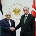 Recep Tayyip Erdoğan Instagram - Filistin Devlet Başkanı, aziz kardeşim Mahmud Abbas ve heyetini ülkemizde misafir etmekten büyük memnuniyet duydum. Filistin davasını elimizden gelen en güçlü şekilde savunmaya, Filistinlilerin güvenliğini, refahını artırmaya yönelik her gayreti desteklemeye devam edeceğiz. 🇹🇷🇵🇸 Filistinli kardeşlerimiz tarihlerinin en zor dönemlerinden birini yaşıyor. Tam 151 gündür son asrın en büyük barbarlıklarından birine şahit oluyoruz. Batılı güçlerin de sınırsız desteğiyle Netanyahu ve gözü dönmüş yönetimi, Filistin halkına yönelik apaçık bir soykırım uygulamaktadır. İsrail’in şımarıklığının ve hukuk tanımaz tavrının en büyük sebebi, Batılı güçlerin Holokost’taki günahlarından dolayı İsrail’e verdikleri destektir. Elbette bunda İslam dünyasının vahdet olamamasının da büyük payı vardır. Kalıcı barışın tek yolu 1967 sınırlarında, başkenti Doğu Kudüs olan, bağımsız, egemen ve coğrafi bütünlüğü haiz Filistin devletinin tesisidir. Uluslararası toplumun bunun yerine süregelen işgalin sonuçlarını yönetmeye çalışması beyhudedir, anlamsız ve faydasız bir yaklaşımdır. Yaklaşmakta olan Ramazan ayı bağlamında provokasyonların önlenmesi gereğine ilişkin mesajlarımızı ilgili yerlere iletiyoruz. Radikal İsrailli siyasetçilerin Müslümanların Harem-i Şerif’e girişinin kısıtlanması yönündeki talepleri tam anlamıyla bir hezeyandır. Böyle bir adım atılmasının sonuçları şüphesiz çok ağır olacaktır. Filistinli kardeşlerimiz arasında birlik ve mutabakat sağlama gayretlerini de yakından takip ediyoruz. Gelinen aşamada İsrail’in zulmüne verilecek en güzel cevaplardan biri, Filistinliler arası birliğin ve beraberliğin sağlanmasıdır. Netanyahu ve cinayet ortakları döktükleri her damla kanın hesabını hukuk ve maşerî vicdan önünde mutlaka verecektir. Türkiye olarak bunun için çalışmaya, tüm kapıları zorlamaya devam edeceğiz. T.C. Cumhurbaşkanlığı