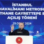 Recep Tayyip Erdoğan Instagram - Ülkenin ikinci büyük partisinin acemi genel başkanının birkaç gün önce belediye başkan adaylarıyla ilgili yaptığı skandal açıklama, muhalefette yaşanan panik havasının bir işaretidir. Dünyanın hiçbir demokratik ülkesinde böyle bir beyana rastlayamazsınız. Neymiş, “illerde farklı partilerden adayların olması oyunmuş, tezgâhmış”. Millî iradeye saygı duyulan hiçbir ülkede muhalefet partisinin çoğulcu demokrasinin bir gereği olan yarıştan korktuğunu, ürktüğünü, rakiplerinin sayısı karşısında hırçınlaştığını göremezsiniz. Meselenin çok daha vahim tarafı, suçladığı partilerin daha 8 ay öncesine kadar beraber Türkiye’yi yönetmeye talip olduğu siyasi yapılar olmasıdır. Birkaç gün öncesine kadar iş birliği görüşmeleri yaptığı partileri, daha içtikleri çayın dumanı kalkmadan ihanetle suçlamak, beraber siyaset yaptığı insanları ihanetle itham etmek tam bir siyasi basiretsizlik örneğidir. Üzerinde kurulan vesayetin zincirlerini kırma iradesini göstermek yerine sağa sola sataşarak rüştünü ispat peşinde koşandan kendi partisine de ülkeye de hayır gelmez. Hâlbuki ortak adayla seçime gitmek nasıl demokratik bir yöntemse her partinin kendi adayını çıkarması da gayet tabiidir. Millet vaatlere bakacak, bunları gönül ve fikir terazisinde tartacak, hangi belediye başkanı tarafından şehrinin yönetilmesini istiyorsa tamamen hür iradesiyle tercihini yapacak. Biz de her zaman olduğu gibi sandıktan çıkan iradeyi baş tacı edeceğiz.