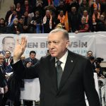 Recep Tayyip Erdoğan Instagram - Türkiye’nin dikkatini dağıtacak hiçbir polemiğe girmiyor, emperyalist hesapların ürünü tüm oyunlardan uzak duruyoruz.   Ülkemize fayda sağlamayacak, milletimizin güvenlik ve refah beklentilerine katkı vermeyecek hiçbir tartışmanın, hiçbir kavganın içinde olmadık, olmayacağız.