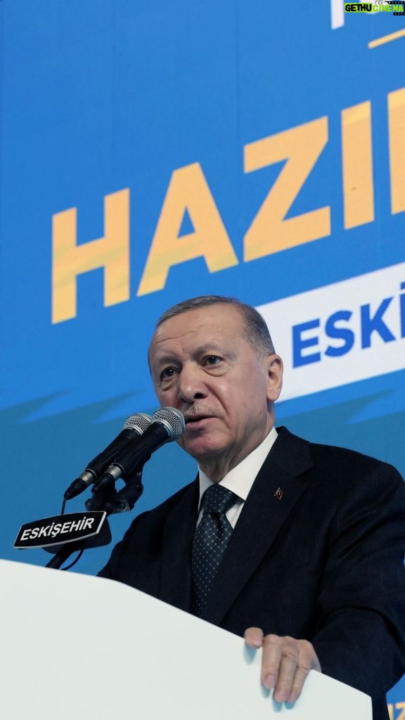 Recep Tayyip Erdoğan Instagram - Varsın onlar kendi kısır siyasetlerinin, kavgalarının içinde boğulup gitsinler. Biz eser ve hizmet siyasetiyle ülkemizi büyütmeye, devletimizi güçlendirmeye, milletimizi gururlandırmaya devam edeceğiz. Eskişehir