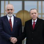 Recep Tayyip Erdoğan Instagram - Arnavutluk Başbakanı, değerli dostum Edi Rama ve heyetini Yüksek Düzeyli İşbirliği Konseyimizin ilk toplantısı vesilesiyle Ankara’da misafir etmekten büyük memnuniyet duydum. Çok yönlü iş birliğimiz, stratejik ortaklık temelinde gelişmeye devam ediyor. 🇹🇷🇦🇱 Bugün icra ettiğimiz konseyimizin ilk toplantısıyla münasebetlerimizi daha ileri seviyelere taşıma kararlılığımızı bir kez daha teyit ettik. İmzalanan anlaşmalarla iş birliğimizin ahdi zeminini daha da güçlendirdik. Ticaret hacmimizi 1 milyar dolar seviyesine çıkardık, yeni hedefimizi 2 milyar dolar olarak belirledik. TİKA vasıtasıyla Arnavutluk’un kalkınmasına yönelik projelere desteğimiz sürecek. Sayın Başbakan’ın FETÖ’yle mücadele konusundaki hassasiyetini biliyor, takdirle karşılıyoruz. Balkanlar’ın barış ve istikrarının korunmasına katkı sağlayan iki NATO müttefiki olarak diyaloğumuzu yoğunlaştırarak devam ettireceğiz. Savunma sanayisi ve askerî alandaki yakın iş birliğimizi de derinleştirmek arzusundayız. Görüşmelerimizde Gazze başta olmak üzere işgal edilmiş Filistin topraklarındaki İsrail zulmünü de ele aldık. Arnavutluk da Aralık ayında Birleşmiş Milletler Genel Kurulunda yapılan oylamadaki tutumuyla tarihin doğru tarafında yer almıştır. Dostum Rama’yla önümüzdeki süreçte yapılacak girişimler kapsamında da temasımızı sürdüreceğiz.   Konsey toplantımızda aldığımız kararlar ve imzaladığımız anlaşmalar ülkelerimiz için hayırlara vesile olsun. Türkiye-Arnavutluk ilişkilerinin bugünkü mükemmel seviyesine ulaşmasına yaptığı eşsiz katkılar dolayısıyla Sayın Başbakan’a ülkem ve milletim adına teşekkür ediyorum. Rabbim birlik ve beraberliğimizi daim eylesin. T.C. Cumhurbaşkanlığı