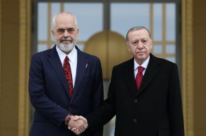 Recep Tayyip Erdoğan Instagram - Arnavutluk Başbakanı, değerli dostum Edi Rama ve heyetini Yüksek Düzeyli İşbirliği Konseyimizin ilk toplantısı vesilesiyle Ankara’da misafir etmekten büyük memnuniyet duydum.

Çok yönlü iş birliğimiz, stratejik ortaklık temelinde gelişmeye devam ediyor. 🇹🇷🇦🇱

Bugün icra ettiğimiz konseyimizin ilk toplantısıyla münasebetlerimizi daha ileri seviyelere taşıma kararlılığımızı bir kez daha teyit ettik.

İmzalanan anlaşmalarla iş birliğimizin ahdi zeminini daha da güçlendirdik. 

Ticaret hacmimizi 1 milyar dolar seviyesine çıkardık, yeni hedefimizi 2 milyar dolar olarak belirledik.

TİKA vasıtasıyla Arnavutluk’un kalkınmasına yönelik projelere desteğimiz sürecek.

Sayın Başbakan’ın FETÖ’yle mücadele konusundaki hassasiyetini biliyor, takdirle karşılıyoruz.

Balkanlar’ın barış ve istikrarının korunmasına katkı sağlayan iki NATO müttefiki olarak diyaloğumuzu yoğunlaştırarak devam ettireceğiz.

Savunma sanayisi ve askerî alandaki yakın iş birliğimizi de derinleştirmek arzusundayız.

Görüşmelerimizde Gazze başta olmak üzere işgal edilmiş Filistin topraklarındaki İsrail zulmünü de ele aldık.

Arnavutluk da Aralık ayında Birleşmiş Milletler Genel Kurulunda yapılan oylamadaki tutumuyla tarihin doğru tarafında yer almıştır.

Dostum Rama’yla önümüzdeki süreçte yapılacak girişimler kapsamında da temasımızı sürdüreceğiz.  

Konsey toplantımızda aldığımız kararlar ve imzaladığımız anlaşmalar ülkelerimiz için hayırlara vesile olsun.

Türkiye-Arnavutluk ilişkilerinin bugünkü mükemmel seviyesine ulaşmasına yaptığı eşsiz katkılar dolayısıyla Sayın Başbakan’a ülkem ve milletim adına teşekkür ediyorum.

Rabbim birlik ve beraberliğimizi daim eylesin.