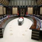 Recep Tayyip Erdoğan Instagram - Arnavutluk Başbakanı, değerli dostum Edi Rama ve heyetini Yüksek Düzeyli İşbirliği Konseyimizin ilk toplantısı vesilesiyle Ankara’da misafir etmekten büyük memnuniyet duydum. Çok yönlü iş birliğimiz, stratejik ortaklık temelinde gelişmeye devam ediyor. 🇹🇷🇦🇱 Bugün icra ettiğimiz konseyimizin ilk toplantısıyla münasebetlerimizi daha ileri seviyelere taşıma kararlılığımızı bir kez daha teyit ettik. İmzalanan anlaşmalarla iş birliğimizin ahdi zeminini daha da güçlendirdik. Ticaret hacmimizi 1 milyar dolar seviyesine çıkardık, yeni hedefimizi 2 milyar dolar olarak belirledik. TİKA vasıtasıyla Arnavutluk’un kalkınmasına yönelik projelere desteğimiz sürecek. Sayın Başbakan’ın FETÖ’yle mücadele konusundaki hassasiyetini biliyor, takdirle karşılıyoruz. Balkanlar’ın barış ve istikrarının korunmasına katkı sağlayan iki NATO müttefiki olarak diyaloğumuzu yoğunlaştırarak devam ettireceğiz. Savunma sanayisi ve askerî alandaki yakın iş birliğimizi de derinleştirmek arzusundayız. Görüşmelerimizde Gazze başta olmak üzere işgal edilmiş Filistin topraklarındaki İsrail zulmünü de ele aldık. Arnavutluk da Aralık ayında Birleşmiş Milletler Genel Kurulunda yapılan oylamadaki tutumuyla tarihin doğru tarafında yer almıştır. Dostum Rama’yla önümüzdeki süreçte yapılacak girişimler kapsamında da temasımızı sürdüreceğiz.   Konsey toplantımızda aldığımız kararlar ve imzaladığımız anlaşmalar ülkelerimiz için hayırlara vesile olsun. Türkiye-Arnavutluk ilişkilerinin bugünkü mükemmel seviyesine ulaşmasına yaptığı eşsiz katkılar dolayısıyla Sayın Başbakan’a ülkem ve milletim adına teşekkür ediyorum. Rabbim birlik ve beraberliğimizi daim eylesin. T.C. Cumhurbaşkanlığı