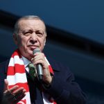 Recep Tayyip Erdoğan Instagram - CHP’nin yeni ve acemi genel başkanı her açıdan tam bir hayal kırıklığı oldu. Ağzını her açtığında ya bir gaf yapıyor ya da toplumun bir kesimine hakaret ediyor. Şimdi de “bedelli askerlik yapanlar bize oy vermesin, istemiyoruz” demiş. Ben buradan açıkça belirtmek isterim: Muvafık veya muhalif fark etmeksizin hiçbir vatandaşımız bu çapsızlığa, bu ufuksuzluğa, bu vizyonsuzluğa mahkûm ve mecbur değildir. Biz AK Parti ve Cumhur İttifakı olarak, hiçbir ayrım yapmadan tüm vatandaşlarımızın, milletimizin her bir ferdinin oyuna talibiz. Türkiye’yi bölgesel ve küresel bir güç haline getirme azmimizle, Türkiye Yüzyılı vizyonumuzla aziz milletimizin hizmetindeyiz. Bizim amacımız, 31 Mart’ta 81 vilayetimizin tamamını Türkiye Yüzyılı belediyeciliğiyle buluşturarak, ülkemizin önünde yeni bir dönemin kapılarını açmaktır. Sivas