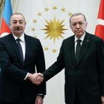 Recep Tayyip Erdoğan Instagram - Aziz kardeşim İlham Aliyev’i, halkının yüksek teveccühüyle beşinci defa Can Azerbaycan’ın Cumhurbaşkanı seçilmesi vesilesiyle tebrik ediyorum. İlham kardeşimin, seçimin hemen ardından ilk resmî yurt dışı ziyaretini Türkiye’ye yapmasından büyük bahtiyarlık duydum. 🇹🇷🇦🇿 Aziz kardeşimle gerçekleştirdiğimiz görüşmelerde ikili ilişkilerimizin tüm yönlerini gözden geçirdik, bölgesel ve uluslararası konuları değerlendirdik. Toplam ticaret hacmimiz geçtiğimiz sene ilk defa 7,5 milyar dolar seviyesini yakaladı. 15 milyar dolarlık hedefimize ulaşmak için gayretlerimizi artırma kararlılığındayız. Kritik meydan okumaların yaşandığı bir dönemde ülkelerimizin ulaştırma ve enerji alanlarındaki potansiyelini geliştirmemiz gerektiği aşikârdır. Bakü-Tiflis-Kars Demir Yolu Hattı esasen bunun en somut örnekleri arasında yer alıyor. Azerbaycan ile Ermenistan arasında kalıcı barış anlaşmasının imzalanmasının bölgemiz ve dünyada barış, huzur ve istikrar için yeni bir umut kaynağı olacağı şüphesizdir. Ermenistan’ın uzun vadeli düşünerek stratejik bir perspektifle bu süreci değerlendirmesi gerektiğine inanıyoruz. Görüşmelerimizde İsrail’in Gazze’de bütün insanlık değerlerini ve uluslararası hukuku ayaklar altına alan katliamlarını ve bölgemizi ilgilendiren diğer ihtilafları da değerlendirdik. Aile meclisimiz Türk Devletleri Teşkilatındaki birliğimizin daha da kurumsallaşması ve güçlenmesi için çalışmaya devam ediyoruz. Önümüzdeki süreçte Can Azerbaycan’la kardeşlik hukukumuz ve Şuşa Beyannamesi’nde ortaya koyduğumuz ruhla yol yürümeyi sürdüreceğiz. Rabbim muhabbetimizi, gardaşlığımızı daim eylesin… T.C. Cumhurbaşkanlığı