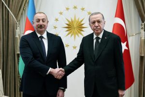 Recep Tayyip Erdoğan Instagram - Aziz kardeşim İlham Aliyev’i, halkının yüksek teveccühüyle beşinci defa Can Azerbaycan’ın Cumhurbaşkanı seçilmesi vesilesiyle tebrik ediyorum.

İlham kardeşimin, seçimin hemen ardından ilk resmî yurt dışı ziyaretini Türkiye’ye yapmasından büyük bahtiyarlık duydum. 🇹🇷🇦🇿 
 
Aziz kardeşimle gerçekleştirdiğimiz görüşmelerde ikili ilişkilerimizin tüm yönlerini gözden geçirdik, bölgesel ve uluslararası konuları değerlendirdik.

Toplam ticaret hacmimiz geçtiğimiz sene ilk defa 7,5 milyar dolar seviyesini yakaladı. 
 
15 milyar dolarlık hedefimize ulaşmak için gayretlerimizi artırma kararlılığındayız.

Kritik meydan okumaların yaşandığı bir dönemde ülkelerimizin ulaştırma ve enerji alanlarındaki potansiyelini geliştirmemiz gerektiği aşikârdır.

Bakü-Tiflis-Kars Demir Yolu Hattı esasen bunun en somut örnekleri arasında yer alıyor.

Azerbaycan ile Ermenistan arasında kalıcı barış anlaşmasının imzalanmasının bölgemiz ve dünyada barış, huzur ve istikrar için yeni bir umut kaynağı olacağı şüphesizdir.

Ermenistan’ın uzun vadeli düşünerek stratejik bir perspektifle bu süreci değerlendirmesi gerektiğine inanıyoruz. 
 
Görüşmelerimizde İsrail’in Gazze’de bütün insanlık değerlerini ve uluslararası hukuku ayaklar altına alan katliamlarını ve bölgemizi ilgilendiren diğer ihtilafları da değerlendirdik.

Aile meclisimiz Türk Devletleri Teşkilatındaki birliğimizin daha da kurumsallaşması ve güçlenmesi için çalışmaya devam ediyoruz.

Önümüzdeki süreçte Can Azerbaycan’la kardeşlik hukukumuz ve Şuşa Beyannamesi’nde ortaya koyduğumuz ruhla yol yürümeyi sürdüreceğiz.

Rabbim muhabbetimizi, gardaşlığımızı daim eylesin…