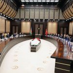 Recep Tayyip Erdoğan Instagram - Aziz kardeşim İlham Aliyev’i, halkının yüksek teveccühüyle beşinci defa Can Azerbaycan’ın Cumhurbaşkanı seçilmesi vesilesiyle tebrik ediyorum. İlham kardeşimin, seçimin hemen ardından ilk resmî yurt dışı ziyaretini Türkiye’ye yapmasından büyük bahtiyarlık duydum. 🇹🇷🇦🇿 Aziz kardeşimle gerçekleştirdiğimiz görüşmelerde ikili ilişkilerimizin tüm yönlerini gözden geçirdik, bölgesel ve uluslararası konuları değerlendirdik. Toplam ticaret hacmimiz geçtiğimiz sene ilk defa 7,5 milyar dolar seviyesini yakaladı. 15 milyar dolarlık hedefimize ulaşmak için gayretlerimizi artırma kararlılığındayız. Kritik meydan okumaların yaşandığı bir dönemde ülkelerimizin ulaştırma ve enerji alanlarındaki potansiyelini geliştirmemiz gerektiği aşikârdır. Bakü-Tiflis-Kars Demir Yolu Hattı esasen bunun en somut örnekleri arasında yer alıyor. Azerbaycan ile Ermenistan arasında kalıcı barış anlaşmasının imzalanmasının bölgemiz ve dünyada barış, huzur ve istikrar için yeni bir umut kaynağı olacağı şüphesizdir. Ermenistan’ın uzun vadeli düşünerek stratejik bir perspektifle bu süreci değerlendirmesi gerektiğine inanıyoruz. Görüşmelerimizde İsrail’in Gazze’de bütün insanlık değerlerini ve uluslararası hukuku ayaklar altına alan katliamlarını ve bölgemizi ilgilendiren diğer ihtilafları da değerlendirdik. Aile meclisimiz Türk Devletleri Teşkilatındaki birliğimizin daha da kurumsallaşması ve güçlenmesi için çalışmaya devam ediyoruz. Önümüzdeki süreçte Can Azerbaycan’la kardeşlik hukukumuz ve Şuşa Beyannamesi’nde ortaya koyduğumuz ruhla yol yürümeyi sürdüreceğiz. Rabbim muhabbetimizi, gardaşlığımızı daim eylesin… T.C. Cumhurbaşkanlığı