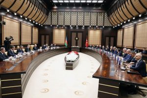 Recep Tayyip Erdoğan Instagram - Aziz kardeşim İlham Aliyev’i, halkının yüksek teveccühüyle beşinci defa Can Azerbaycan’ın Cumhurbaşkanı seçilmesi vesilesiyle tebrik ediyorum.

İlham kardeşimin, seçimin hemen ardından ilk resmî yurt dışı ziyaretini Türkiye’ye yapmasından büyük bahtiyarlık duydum. 🇹🇷🇦🇿 
 
Aziz kardeşimle gerçekleştirdiğimiz görüşmelerde ikili ilişkilerimizin tüm yönlerini gözden geçirdik, bölgesel ve uluslararası konuları değerlendirdik.

Toplam ticaret hacmimiz geçtiğimiz sene ilk defa 7,5 milyar dolar seviyesini yakaladı. 
 
15 milyar dolarlık hedefimize ulaşmak için gayretlerimizi artırma kararlılığındayız.

Kritik meydan okumaların yaşandığı bir dönemde ülkelerimizin ulaştırma ve enerji alanlarındaki potansiyelini geliştirmemiz gerektiği aşikârdır.

Bakü-Tiflis-Kars Demir Yolu Hattı esasen bunun en somut örnekleri arasında yer alıyor.

Azerbaycan ile Ermenistan arasında kalıcı barış anlaşmasının imzalanmasının bölgemiz ve dünyada barış, huzur ve istikrar için yeni bir umut kaynağı olacağı şüphesizdir.

Ermenistan’ın uzun vadeli düşünerek stratejik bir perspektifle bu süreci değerlendirmesi gerektiğine inanıyoruz. 
 
Görüşmelerimizde İsrail’in Gazze’de bütün insanlık değerlerini ve uluslararası hukuku ayaklar altına alan katliamlarını ve bölgemizi ilgilendiren diğer ihtilafları da değerlendirdik.

Aile meclisimiz Türk Devletleri Teşkilatındaki birliğimizin daha da kurumsallaşması ve güçlenmesi için çalışmaya devam ediyoruz.

Önümüzdeki süreçte Can Azerbaycan’la kardeşlik hukukumuz ve Şuşa Beyannamesi’nde ortaya koyduğumuz ruhla yol yürümeyi sürdüreceğiz.

Rabbim muhabbetimizi, gardaşlığımızı daim eylesin…