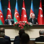 Recep Tayyip Erdoğan Instagram - Aziz kardeşim İlham Aliyev’i, halkının yüksek teveccühüyle beşinci defa Can Azerbaycan’ın Cumhurbaşkanı seçilmesi vesilesiyle tebrik ediyorum. İlham kardeşimin, seçimin hemen ardından ilk resmî yurt dışı ziyaretini Türkiye’ye yapmasından büyük bahtiyarlık duydum. 🇹🇷🇦🇿 Aziz kardeşimle gerçekleştirdiğimiz görüşmelerde ikili ilişkilerimizin tüm yönlerini gözden geçirdik, bölgesel ve uluslararası konuları değerlendirdik. Toplam ticaret hacmimiz geçtiğimiz sene ilk defa 7,5 milyar dolar seviyesini yakaladı. 15 milyar dolarlık hedefimize ulaşmak için gayretlerimizi artırma kararlılığındayız. Kritik meydan okumaların yaşandığı bir dönemde ülkelerimizin ulaştırma ve enerji alanlarındaki potansiyelini geliştirmemiz gerektiği aşikârdır. Bakü-Tiflis-Kars Demir Yolu Hattı esasen bunun en somut örnekleri arasında yer alıyor. Azerbaycan ile Ermenistan arasında kalıcı barış anlaşmasının imzalanmasının bölgemiz ve dünyada barış, huzur ve istikrar için yeni bir umut kaynağı olacağı şüphesizdir. Ermenistan’ın uzun vadeli düşünerek stratejik bir perspektifle bu süreci değerlendirmesi gerektiğine inanıyoruz. Görüşmelerimizde İsrail’in Gazze’de bütün insanlık değerlerini ve uluslararası hukuku ayaklar altına alan katliamlarını ve bölgemizi ilgilendiren diğer ihtilafları da değerlendirdik. Aile meclisimiz Türk Devletleri Teşkilatındaki birliğimizin daha da kurumsallaşması ve güçlenmesi için çalışmaya devam ediyoruz. Önümüzdeki süreçte Can Azerbaycan’la kardeşlik hukukumuz ve Şuşa Beyannamesi’nde ortaya koyduğumuz ruhla yol yürümeyi sürdüreceğiz. Rabbim muhabbetimizi, gardaşlığımızı daim eylesin… T.C. Cumhurbaşkanlığı