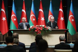 Recep Tayyip Erdoğan Instagram - Aziz kardeşim İlham Aliyev’i, halkının yüksek teveccühüyle beşinci defa Can Azerbaycan’ın Cumhurbaşkanı seçilmesi vesilesiyle tebrik ediyorum.

İlham kardeşimin, seçimin hemen ardından ilk resmî yurt dışı ziyaretini Türkiye’ye yapmasından büyük bahtiyarlık duydum. 🇹🇷🇦🇿 
 
Aziz kardeşimle gerçekleştirdiğimiz görüşmelerde ikili ilişkilerimizin tüm yönlerini gözden geçirdik, bölgesel ve uluslararası konuları değerlendirdik.

Toplam ticaret hacmimiz geçtiğimiz sene ilk defa 7,5 milyar dolar seviyesini yakaladı. 
 
15 milyar dolarlık hedefimize ulaşmak için gayretlerimizi artırma kararlılığındayız.

Kritik meydan okumaların yaşandığı bir dönemde ülkelerimizin ulaştırma ve enerji alanlarındaki potansiyelini geliştirmemiz gerektiği aşikârdır.

Bakü-Tiflis-Kars Demir Yolu Hattı esasen bunun en somut örnekleri arasında yer alıyor.

Azerbaycan ile Ermenistan arasında kalıcı barış anlaşmasının imzalanmasının bölgemiz ve dünyada barış, huzur ve istikrar için yeni bir umut kaynağı olacağı şüphesizdir.

Ermenistan’ın uzun vadeli düşünerek stratejik bir perspektifle bu süreci değerlendirmesi gerektiğine inanıyoruz. 
 
Görüşmelerimizde İsrail’in Gazze’de bütün insanlık değerlerini ve uluslararası hukuku ayaklar altına alan katliamlarını ve bölgemizi ilgilendiren diğer ihtilafları da değerlendirdik.

Aile meclisimiz Türk Devletleri Teşkilatındaki birliğimizin daha da kurumsallaşması ve güçlenmesi için çalışmaya devam ediyoruz.

Önümüzdeki süreçte Can Azerbaycan’la kardeşlik hukukumuz ve Şuşa Beyannamesi’nde ortaya koyduğumuz ruhla yol yürümeyi sürdüreceğiz.

Rabbim muhabbetimizi, gardaşlığımızı daim eylesin…
