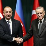 Recep Tayyip Erdoğan Instagram - Aziz kardeşim İlham Aliyev’i, halkının yüksek teveccühüyle beşinci defa Can Azerbaycan’ın Cumhurbaşkanı seçilmesi vesilesiyle tebrik ediyorum. İlham kardeşimin, seçimin hemen ardından ilk resmî yurt dışı ziyaretini Türkiye’ye yapmasından büyük bahtiyarlık duydum. 🇹🇷🇦🇿 Aziz kardeşimle gerçekleştirdiğimiz görüşmelerde ikili ilişkilerimizin tüm yönlerini gözden geçirdik, bölgesel ve uluslararası konuları değerlendirdik. Toplam ticaret hacmimiz geçtiğimiz sene ilk defa 7,5 milyar dolar seviyesini yakaladı. 15 milyar dolarlık hedefimize ulaşmak için gayretlerimizi artırma kararlılığındayız. Kritik meydan okumaların yaşandığı bir dönemde ülkelerimizin ulaştırma ve enerji alanlarındaki potansiyelini geliştirmemiz gerektiği aşikârdır. Bakü-Tiflis-Kars Demir Yolu Hattı esasen bunun en somut örnekleri arasında yer alıyor. Azerbaycan ile Ermenistan arasında kalıcı barış anlaşmasının imzalanmasının bölgemiz ve dünyada barış, huzur ve istikrar için yeni bir umut kaynağı olacağı şüphesizdir. Ermenistan’ın uzun vadeli düşünerek stratejik bir perspektifle bu süreci değerlendirmesi gerektiğine inanıyoruz. Görüşmelerimizde İsrail’in Gazze’de bütün insanlık değerlerini ve uluslararası hukuku ayaklar altına alan katliamlarını ve bölgemizi ilgilendiren diğer ihtilafları da değerlendirdik. Aile meclisimiz Türk Devletleri Teşkilatındaki birliğimizin daha da kurumsallaşması ve güçlenmesi için çalışmaya devam ediyoruz. Önümüzdeki süreçte Can Azerbaycan’la kardeşlik hukukumuz ve Şuşa Beyannamesi’nde ortaya koyduğumuz ruhla yol yürümeyi sürdüreceğiz. Rabbim muhabbetimizi, gardaşlığımızı daim eylesin… T.C. Cumhurbaşkanlığı