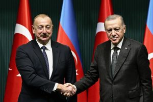 Recep Tayyip Erdoğan Instagram - Aziz kardeşim İlham Aliyev’i, halkının yüksek teveccühüyle beşinci defa Can Azerbaycan’ın Cumhurbaşkanı seçilmesi vesilesiyle tebrik ediyorum.

İlham kardeşimin, seçimin hemen ardından ilk resmî yurt dışı ziyaretini Türkiye’ye yapmasından büyük bahtiyarlık duydum. 🇹🇷🇦🇿 
 
Aziz kardeşimle gerçekleştirdiğimiz görüşmelerde ikili ilişkilerimizin tüm yönlerini gözden geçirdik, bölgesel ve uluslararası konuları değerlendirdik.

Toplam ticaret hacmimiz geçtiğimiz sene ilk defa 7,5 milyar dolar seviyesini yakaladı. 
 
15 milyar dolarlık hedefimize ulaşmak için gayretlerimizi artırma kararlılığındayız.

Kritik meydan okumaların yaşandığı bir dönemde ülkelerimizin ulaştırma ve enerji alanlarındaki potansiyelini geliştirmemiz gerektiği aşikârdır.

Bakü-Tiflis-Kars Demir Yolu Hattı esasen bunun en somut örnekleri arasında yer alıyor.

Azerbaycan ile Ermenistan arasında kalıcı barış anlaşmasının imzalanmasının bölgemiz ve dünyada barış, huzur ve istikrar için yeni bir umut kaynağı olacağı şüphesizdir.

Ermenistan’ın uzun vadeli düşünerek stratejik bir perspektifle bu süreci değerlendirmesi gerektiğine inanıyoruz. 
 
Görüşmelerimizde İsrail’in Gazze’de bütün insanlık değerlerini ve uluslararası hukuku ayaklar altına alan katliamlarını ve bölgemizi ilgilendiren diğer ihtilafları da değerlendirdik.

Aile meclisimiz Türk Devletleri Teşkilatındaki birliğimizin daha da kurumsallaşması ve güçlenmesi için çalışmaya devam ediyoruz.

Önümüzdeki süreçte Can Azerbaycan’la kardeşlik hukukumuz ve Şuşa Beyannamesi’nde ortaya koyduğumuz ruhla yol yürümeyi sürdüreceğiz.

Rabbim muhabbetimizi, gardaşlığımızı daim eylesin…