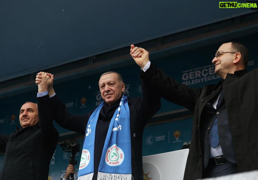 Recep Tayyip Erdoğan Instagram - Gönlümün bahçesinde daima birinci gelen, ana yurdum, baba ocağım, sevdasını göğsümde taşımaktan iftihar ettiğim Rize… Teşekkürler Rize! 🇹🇷