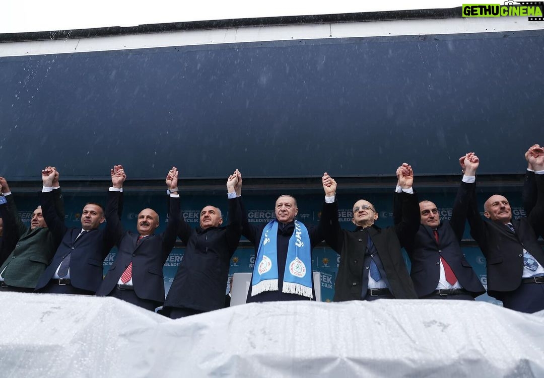 Recep Tayyip Erdoğan Instagram - Gönlümün bahçesinde daima birinci gelen, ana yurdum, baba ocağım, sevdasını göğsümde taşımaktan iftihar ettiğim Rize… Teşekkürler Rize! 🇹🇷