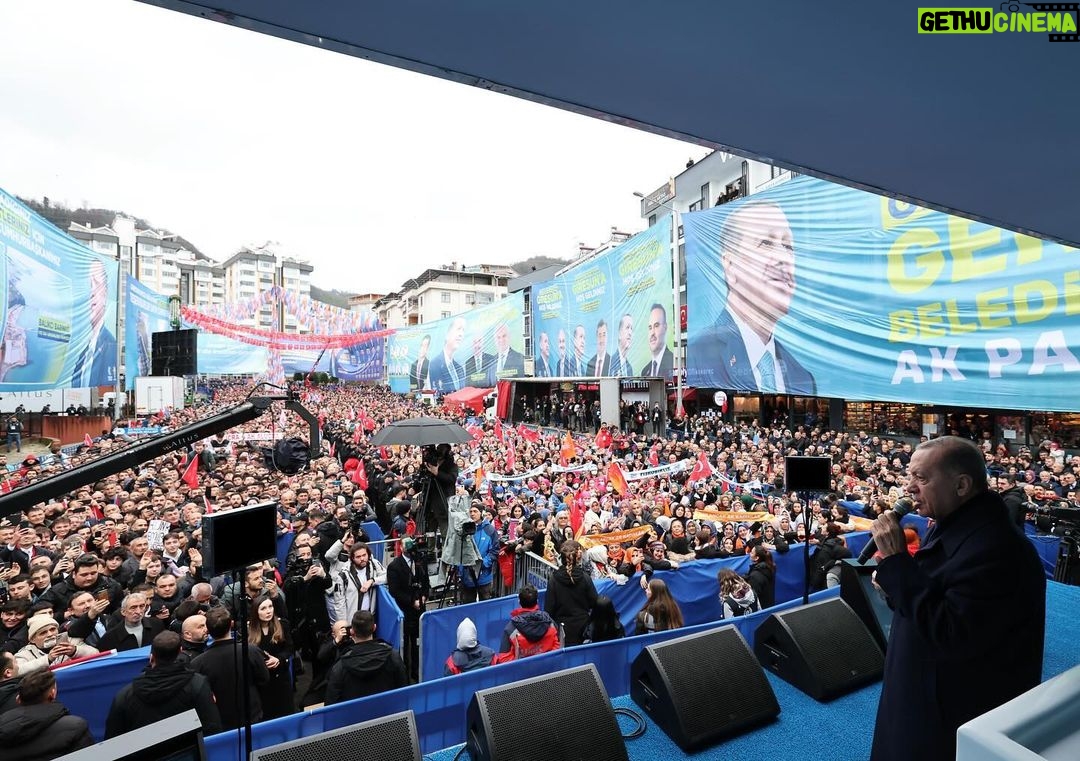 Recep Tayyip Erdoğan Instagram - Rabbimin müstesna bir mücevher gibi Karadeniz’in gerdanına kondurduğu güzeller güzeli Giresun… Teşekkürler Giresun! 🇹🇷