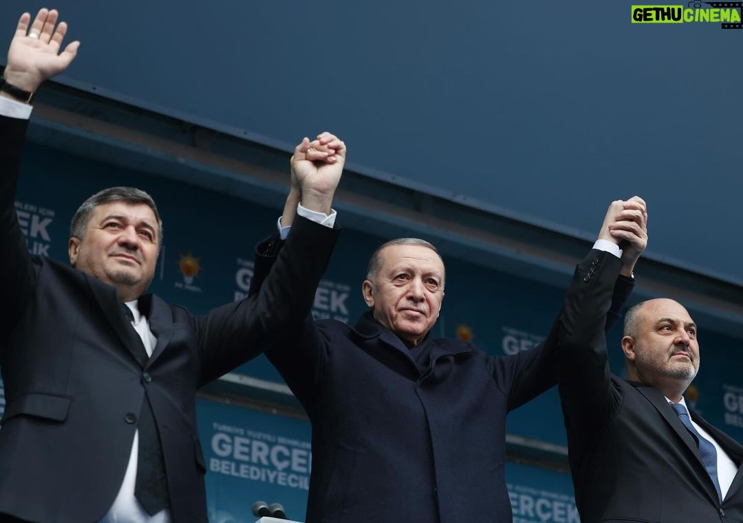 Recep Tayyip Erdoğan Instagram - Rabbimin müstesna bir mücevher gibi Karadeniz’in gerdanına kondurduğu güzeller güzeli Giresun… Teşekkürler Giresun! 🇹🇷