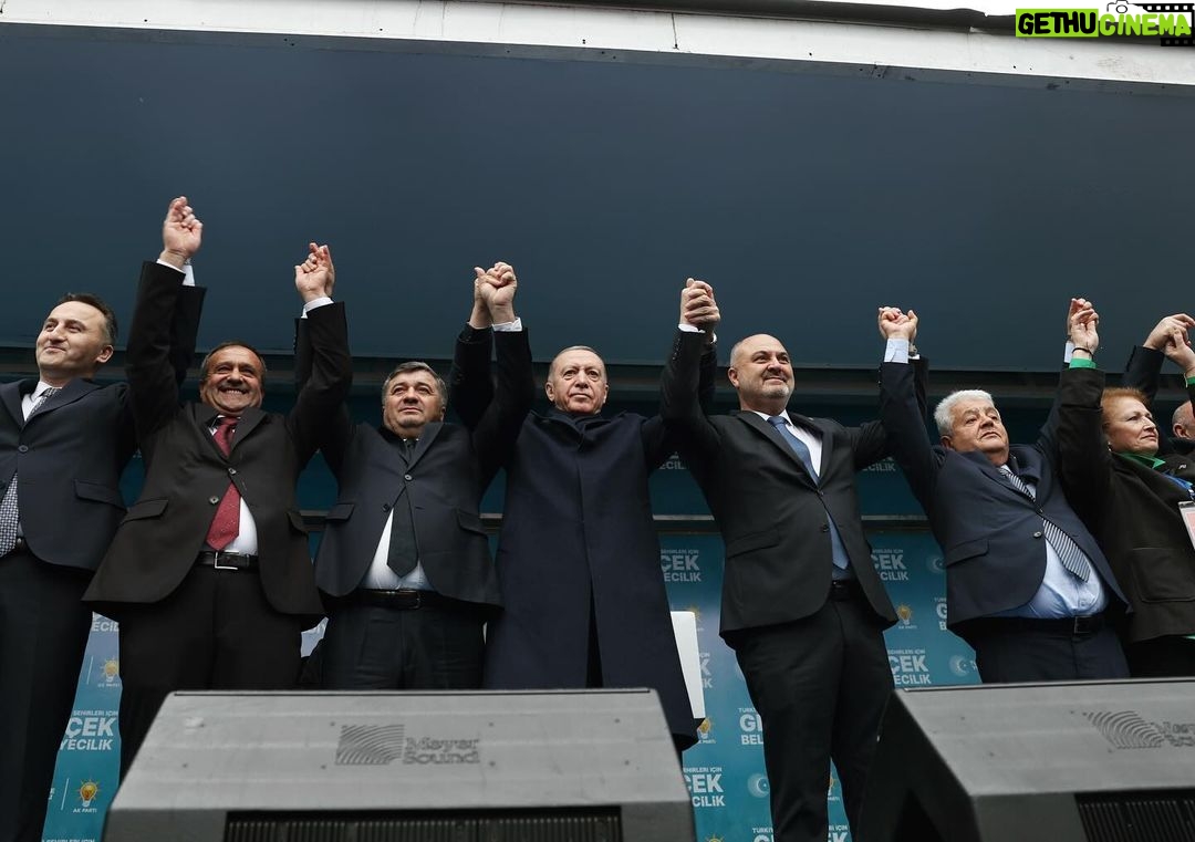 Recep Tayyip Erdoğan Instagram - Rabbimin müstesna bir mücevher gibi Karadeniz’in gerdanına kondurduğu güzeller güzeli Giresun… Teşekkürler Giresun! 🇹🇷