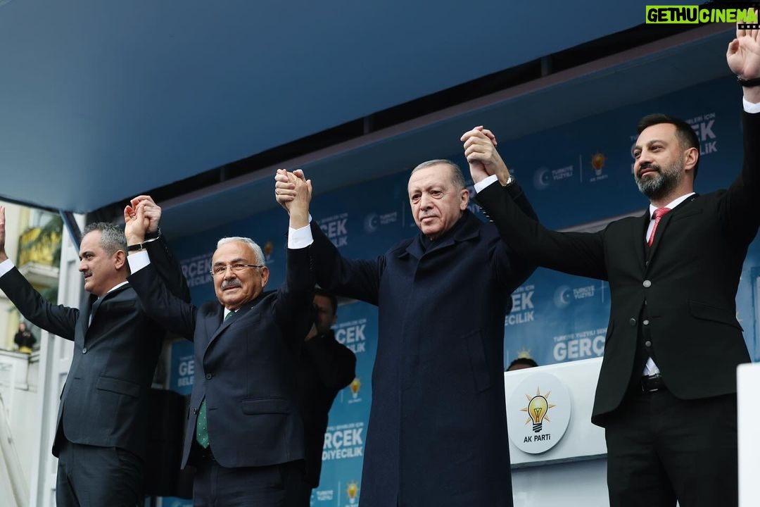 Recep Tayyip Erdoğan Instagram - Bakılmakla doyulmayan, güzellikleri saymakla bitmeyen, milletine, vatanına, devletine sevdasına gökte uçan kuşların bile gıpta ettiği, medarıiftiharımız Ordu… Teşekkürler Ordu! 🇹🇷