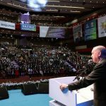 Recep Tayyip Erdoğan Instagram - Bugün Akdeniz’in incisi, turizm başkentimiz, tarım, ticaret, sanayi, diplomasi şehrimiz Antalya’da ilçe belediye başkan adaylarımızın tanıtımını yaptık. İnşallah 31 Mart’ta Antalya’mızın altın çağı başlayacak, şehrimiz Cumhur İttifakı’yla yeni bir döneme yelken açacak. İstanbul, Ankara ve Antalya başta olmak üzere CHP zihniyetinin elinde her gün irtifa kaybeden şehirlerimizi Gerçek Belediyecilik anlayışıyla tekrar buluşturmakta kararlıyız. Şehirlerimizi iş yapmak, milletin sıkıntılarına çözüm bulmak yerine şov yapan, kişisel kariyer peşinde koşan muhterislerin insafına bırakamayız. Antalya’mızın bir 5 sene daha kaybetmeye tahammülünün kalmadığını biliyoruz. Gözü ve gönlü vatandaşa hizmet yerine sürekli başka yerlerde olanların şehirlerimizi düşürdüğü durum ortadadır. Biz Cumhurbaşkanı’yla, Genel Merkeziyle, bakanlarıyla hep birlikte adaylarımızın yanındayız. Antalya’yı hak ettiği eser ve hizmetlerle buluşturup dünyanın en önemli cazibe merkezlerinden biri haline getirmekle kalmayacak, güvenliğiyle, huzuruyla, refahıyla en üst lige taşıyacağız.