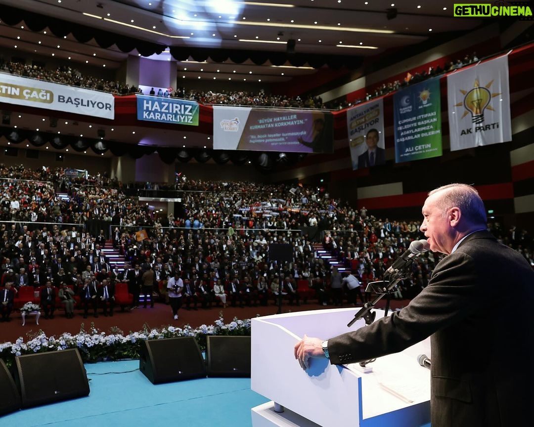 Recep Tayyip Erdoğan Instagram - Bugün Akdeniz’in incisi, turizm başkentimiz, tarım, ticaret, sanayi, diplomasi şehrimiz Antalya’da ilçe belediye başkan adaylarımızın tanıtımını yaptık. İnşallah 31 Mart’ta Antalya’mızın altın çağı başlayacak, şehrimiz Cumhur İttifakı’yla yeni bir döneme yelken açacak. İstanbul, Ankara ve Antalya başta olmak üzere CHP zihniyetinin elinde her gün irtifa kaybeden şehirlerimizi Gerçek Belediyecilik anlayışıyla tekrar buluşturmakta kararlıyız. Şehirlerimizi iş yapmak, milletin sıkıntılarına çözüm bulmak yerine şov yapan, kişisel kariyer peşinde koşan muhterislerin insafına bırakamayız. Antalya’mızın bir 5 sene daha kaybetmeye tahammülünün kalmadığını biliyoruz. Gözü ve gönlü vatandaşa hizmet yerine sürekli başka yerlerde olanların şehirlerimizi düşürdüğü durum ortadadır. Biz Cumhurbaşkanı’yla, Genel Merkeziyle, bakanlarıyla hep birlikte adaylarımızın yanındayız. Antalya’yı hak ettiği eser ve hizmetlerle buluşturup dünyanın en önemli cazibe merkezlerinden biri haline getirmekle kalmayacak, güvenliğiyle, huzuruyla, refahıyla en üst lige taşıyacağız.