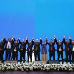 Recep Tayyip Erdoğan Instagram - Bugün Akdeniz’in incisi, turizm başkentimiz, tarım, ticaret, sanayi, diplomasi şehrimiz Antalya’da ilçe belediye başkan adaylarımızın tanıtımını yaptık. İnşallah 31 Mart’ta Antalya’mızın altın çağı başlayacak, şehrimiz Cumhur İttifakı’yla yeni bir döneme yelken açacak. İstanbul, Ankara ve Antalya başta olmak üzere CHP zihniyetinin elinde her gün irtifa kaybeden şehirlerimizi Gerçek Belediyecilik anlayışıyla tekrar buluşturmakta kararlıyız. Şehirlerimizi iş yapmak, milletin sıkıntılarına çözüm bulmak yerine şov yapan, kişisel kariyer peşinde koşan muhterislerin insafına bırakamayız. Antalya’mızın bir 5 sene daha kaybetmeye tahammülünün kalmadığını biliyoruz. Gözü ve gönlü vatandaşa hizmet yerine sürekli başka yerlerde olanların şehirlerimizi düşürdüğü durum ortadadır. Biz Cumhurbaşkanı’yla, Genel Merkeziyle, bakanlarıyla hep birlikte adaylarımızın yanındayız. Antalya’yı hak ettiği eser ve hizmetlerle buluşturup dünyanın en önemli cazibe merkezlerinden biri haline getirmekle kalmayacak, güvenliğiyle, huzuruyla, refahıyla en üst lige taşıyacağız.