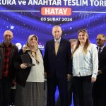 Recep Tayyip Erdoğan Instagram - Deprem bölgesinde yaşayan, depremden etkilenen vatandaşlarımızın bize, hükûmetimize ve ittifakımıza olan inancını ve güvenini Allah’ın izniyle boşa çıkarmayacağız. Deprem bölgesindeki kardeşlerimizle bir araya gelerek inşası tamamlanan konutları kendilerine teslim ediyoruz. Depremden etkilenen şehirlerimizin tamamında, hak sahibi vatandaşlarımız 46 bin konut ve köy evine bu ay içinde yerleşmiş olacak. Hedefimiz, iki ay içinde, deprem bölgesi genelinde 75 bin konutun teslimini yapmaktır. Ardından da inşallah her ay 15-20 bin konut ve köy evini hak sahipleriyle buluşturacağız. Yıl sonuna kadar 200 bin konut ve köy evini teslim edene kadar durmadan, dinlenmeden çalışacağız. Ardından bu sayıyı en kısa sürede 389 bine tamamlayacağız. Biz, muhalefet gibi laf üstüne laf koymanın; yalanla, iftirayla, çarpıtmayla siyasetteki başarısızlıkları örtmenin hevesinde değiliz. Biz iş yapmanın, hizmet etmenin, 85 milyonun dertlerine derman olmanın, geride hayır dualarıyla anılacak eserler bırakmanın derdindeyiz. Rabbim, son nefesimize kadar bu niyet üzerine çalışmayı, bu niyet üzerine yürümeyi bizlere nasip eylesin.