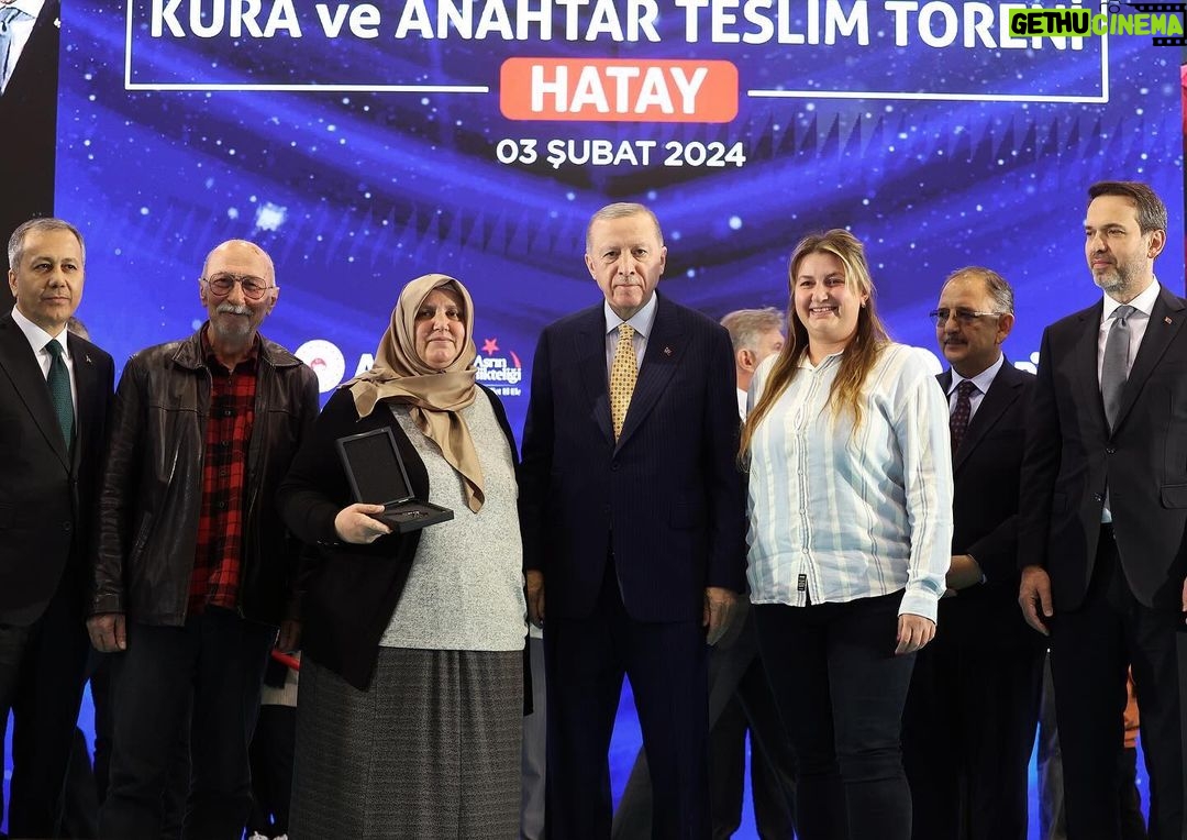 Recep Tayyip Erdoğan Instagram - Deprem bölgesinde yaşayan, depremden etkilenen vatandaşlarımızın bize, hükûmetimize ve ittifakımıza olan inancını ve güvenini Allah’ın izniyle boşa çıkarmayacağız. Deprem bölgesindeki kardeşlerimizle bir araya gelerek inşası tamamlanan konutları kendilerine teslim ediyoruz. Depremden etkilenen şehirlerimizin tamamında, hak sahibi vatandaşlarımız 46 bin konut ve köy evine bu ay içinde yerleşmiş olacak. Hedefimiz, iki ay içinde, deprem bölgesi genelinde 75 bin konutun teslimini yapmaktır. Ardından da inşallah her ay 15-20 bin konut ve köy evini hak sahipleriyle buluşturacağız. Yıl sonuna kadar 200 bin konut ve köy evini teslim edene kadar durmadan, dinlenmeden çalışacağız. Ardından bu sayıyı en kısa sürede 389 bine tamamlayacağız. Biz, muhalefet gibi laf üstüne laf koymanın; yalanla, iftirayla, çarpıtmayla siyasetteki başarısızlıkları örtmenin hevesinde değiliz. Biz iş yapmanın, hizmet etmenin, 85 milyonun dertlerine derman olmanın, geride hayır dualarıyla anılacak eserler bırakmanın derdindeyiz. Rabbim, son nefesimize kadar bu niyet üzerine çalışmayı, bu niyet üzerine yürümeyi bizlere nasip eylesin.