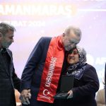 Recep Tayyip Erdoğan Instagram - Deprem bölgesinde yaşayan, depremden etkilenen vatandaşlarımızın bize, hükûmetimize ve ittifakımıza olan inancını ve güvenini Allah’ın izniyle boşa çıkarmayacağız. Deprem bölgesindeki kardeşlerimizle bir araya gelerek inşası tamamlanan konutları kendilerine teslim ediyoruz. Depremden etkilenen şehirlerimizin tamamında, hak sahibi vatandaşlarımız 46 bin konut ve köy evine bu ay içinde yerleşmiş olacak. Hedefimiz, iki ay içinde, deprem bölgesi genelinde 75 bin konutun teslimini yapmaktır. Ardından da inşallah her ay 15-20 bin konut ve köy evini hak sahipleriyle buluşturacağız. Yıl sonuna kadar 200 bin konut ve köy evini teslim edene kadar durmadan, dinlenmeden çalışacağız. Ardından bu sayıyı en kısa sürede 389 bine tamamlayacağız. Biz, muhalefet gibi laf üstüne laf koymanın; yalanla, iftirayla, çarpıtmayla siyasetteki başarısızlıkları örtmenin hevesinde değiliz. Biz iş yapmanın, hizmet etmenin, 85 milyonun dertlerine derman olmanın, geride hayır dualarıyla anılacak eserler bırakmanın derdindeyiz. Rabbim, son nefesimize kadar bu niyet üzerine çalışmayı, bu niyet üzerine yürümeyi bizlere nasip eylesin.