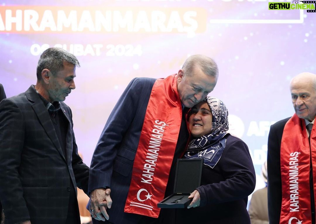 Recep Tayyip Erdoğan Instagram - Deprem bölgesinde yaşayan, depremden etkilenen vatandaşlarımızın bize, hükûmetimize ve ittifakımıza olan inancını ve güvenini Allah’ın izniyle boşa çıkarmayacağız. Deprem bölgesindeki kardeşlerimizle bir araya gelerek inşası tamamlanan konutları kendilerine teslim ediyoruz. Depremden etkilenen şehirlerimizin tamamında, hak sahibi vatandaşlarımız 46 bin konut ve köy evine bu ay içinde yerleşmiş olacak. Hedefimiz, iki ay içinde, deprem bölgesi genelinde 75 bin konutun teslimini yapmaktır. Ardından da inşallah her ay 15-20 bin konut ve köy evini hak sahipleriyle buluşturacağız. Yıl sonuna kadar 200 bin konut ve köy evini teslim edene kadar durmadan, dinlenmeden çalışacağız. Ardından bu sayıyı en kısa sürede 389 bine tamamlayacağız. Biz, muhalefet gibi laf üstüne laf koymanın; yalanla, iftirayla, çarpıtmayla siyasetteki başarısızlıkları örtmenin hevesinde değiliz. Biz iş yapmanın, hizmet etmenin, 85 milyonun dertlerine derman olmanın, geride hayır dualarıyla anılacak eserler bırakmanın derdindeyiz. Rabbim, son nefesimize kadar bu niyet üzerine çalışmayı, bu niyet üzerine yürümeyi bizlere nasip eylesin.