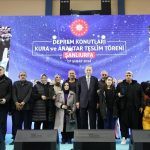 Recep Tayyip Erdoğan Instagram - Deprem bölgesinde yaşayan, depremden etkilenen vatandaşlarımızın bize, hükûmetimize ve ittifakımıza olan inancını ve güvenini Allah’ın izniyle boşa çıkarmayacağız. Deprem bölgesindeki kardeşlerimizle bir araya gelerek inşası tamamlanan konutları kendilerine teslim ediyoruz. Depremden etkilenen şehirlerimizin tamamında, hak sahibi vatandaşlarımız 46 bin konut ve köy evine bu ay içinde yerleşmiş olacak. Hedefimiz, iki ay içinde, deprem bölgesi genelinde 75 bin konutun teslimini yapmaktır. Ardından da inşallah her ay 15-20 bin konut ve köy evini hak sahipleriyle buluşturacağız. Yıl sonuna kadar 200 bin konut ve köy evini teslim edene kadar durmadan, dinlenmeden çalışacağız. Ardından bu sayıyı en kısa sürede 389 bine tamamlayacağız. Biz, muhalefet gibi laf üstüne laf koymanın; yalanla, iftirayla, çarpıtmayla siyasetteki başarısızlıkları örtmenin hevesinde değiliz. Biz iş yapmanın, hizmet etmenin, 85 milyonun dertlerine derman olmanın, geride hayır dualarıyla anılacak eserler bırakmanın derdindeyiz. Rabbim, son nefesimize kadar bu niyet üzerine çalışmayı, bu niyet üzerine yürümeyi bizlere nasip eylesin.