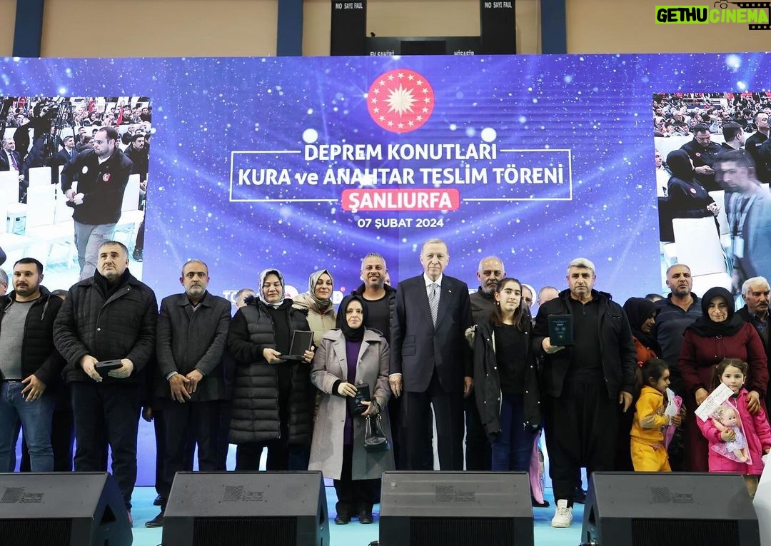 Recep Tayyip Erdoğan Instagram - Deprem bölgesinde yaşayan, depremden etkilenen vatandaşlarımızın bize, hükûmetimize ve ittifakımıza olan inancını ve güvenini Allah’ın izniyle boşa çıkarmayacağız. Deprem bölgesindeki kardeşlerimizle bir araya gelerek inşası tamamlanan konutları kendilerine teslim ediyoruz. Depremden etkilenen şehirlerimizin tamamında, hak sahibi vatandaşlarımız 46 bin konut ve köy evine bu ay içinde yerleşmiş olacak. Hedefimiz, iki ay içinde, deprem bölgesi genelinde 75 bin konutun teslimini yapmaktır. Ardından da inşallah her ay 15-20 bin konut ve köy evini hak sahipleriyle buluşturacağız. Yıl sonuna kadar 200 bin konut ve köy evini teslim edene kadar durmadan, dinlenmeden çalışacağız. Ardından bu sayıyı en kısa sürede 389 bine tamamlayacağız. Biz, muhalefet gibi laf üstüne laf koymanın; yalanla, iftirayla, çarpıtmayla siyasetteki başarısızlıkları örtmenin hevesinde değiliz. Biz iş yapmanın, hizmet etmenin, 85 milyonun dertlerine derman olmanın, geride hayır dualarıyla anılacak eserler bırakmanın derdindeyiz. Rabbim, son nefesimize kadar bu niyet üzerine çalışmayı, bu niyet üzerine yürümeyi bizlere nasip eylesin.