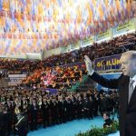 Recep Tayyip Erdoğan Instagram - Tarih boyunca büyük medeniyetlerin merkezlerinden biri olarak insanlığa hizmet etmiş Urfa bölgesinin bizim kalbimizde ayrı bir yeri vardır. Mesele yatırımlarla şehrimize eser kazandırmaksa, insanımıza hizmet etmekse bu hususlarda üzerimize kimseyi tanımıyoruz. Demokrasi ve kalkınma atılımlarımızın en güzel örneklerini Şanlıurfa’mızda hayata geçirmeye özel önem verdik. Ülkemize kazandırdığımız eser ve hizmetlerden Şanlıurfa’nın hak ettiği payı almasını sağlayacak yatırımların bizzat takipçisi olduk. Devlet yönetimi tecrübesiyle öne çıkan arkadaşlarımızı şehrimizde görevlendirerek çalışmaların eksiksiz ve süratli yürütülmesini temin ettik. Tabii Şanlıurfa gibi hem tarihî ve kültürel birikimi zengin hem insan kaynağı çeşitli hem gelişim potansiyeli yüksek bir şehri hayalleriyle buluşturmak öyle kolay olmuyor. Hep birlikte çok çalışmamız gerekiyor. Daha önemlisi birliğimizi, beraberliğimizi, kardeşliğimizi sıkı tutmamız, aramıza kimseyi sokmamamız, basiret ve feraseti elden bırakmamamız gerekiyor. Rabbimin inayetiyle, 31 Mart seçimlerinde Şanlıurfa başta olmak üzere şehirlerimizin tamamında alacağımız neticeyle milletimize layık olduğu eser ve hizmetleri vermeyi sürdüreceğiz.