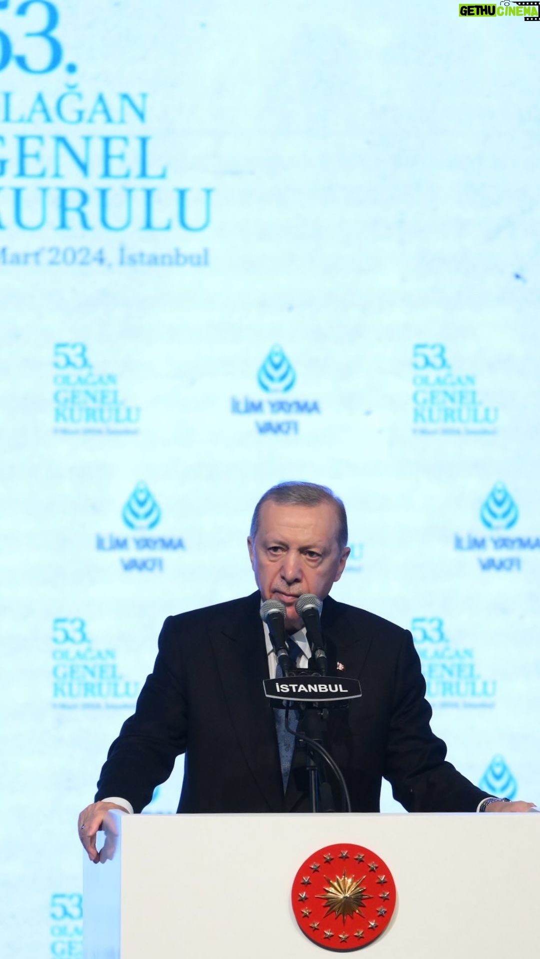 Recep Tayyip Erdoğan Instagram - Yaklaşık 2 milyar nüfuslu İslam âlemi, Filistin halkına kardeşlik görevini maalesef tam manasıyla yerine getirememiştir. Elbette çok uğraşıldı, çaba harcandı. Ama Gazze’deki masum çocukların açlıktan ölmesine, kurşunlarla, üzerlerine atılan bombalarla katledilmesine mâni olunamadı.