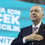 Recep Tayyip Erdoğan Instagram - Tarih boyunca büyük medeniyetlerin merkezlerinden biri olarak insanlığa hizmet etmiş Urfa bölgesinin bizim kalbimizde ayrı bir yeri vardır. Mesele yatırımlarla şehrimize eser kazandırmaksa, insanımıza hizmet etmekse bu hususlarda üzerimize kimseyi tanımıyoruz. Demokrasi ve kalkınma atılımlarımızın en güzel örneklerini Şanlıurfa’mızda hayata geçirmeye özel önem verdik. Ülkemize kazandırdığımız eser ve hizmetlerden Şanlıurfa’nın hak ettiği payı almasını sağlayacak yatırımların bizzat takipçisi olduk. Devlet yönetimi tecrübesiyle öne çıkan arkadaşlarımızı şehrimizde görevlendirerek çalışmaların eksiksiz ve süratli yürütülmesini temin ettik. Tabii Şanlıurfa gibi hem tarihî ve kültürel birikimi zengin hem insan kaynağı çeşitli hem gelişim potansiyeli yüksek bir şehri hayalleriyle buluşturmak öyle kolay olmuyor. Hep birlikte çok çalışmamız gerekiyor. Daha önemlisi birliğimizi, beraberliğimizi, kardeşliğimizi sıkı tutmamız, aramıza kimseyi sokmamamız, basiret ve feraseti elden bırakmamamız gerekiyor. Rabbimin inayetiyle, 31 Mart seçimlerinde Şanlıurfa başta olmak üzere şehirlerimizin tamamında alacağımız neticeyle milletimize layık olduğu eser ve hizmetleri vermeyi sürdüreceğiz.