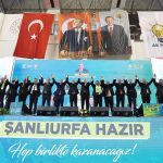 Recep Tayyip Erdoğan Instagram - Tarih boyunca büyük medeniyetlerin merkezlerinden biri olarak insanlığa hizmet etmiş Urfa bölgesinin bizim kalbimizde ayrı bir yeri vardır. Mesele yatırımlarla şehrimize eser kazandırmaksa, insanımıza hizmet etmekse bu hususlarda üzerimize kimseyi tanımıyoruz. Demokrasi ve kalkınma atılımlarımızın en güzel örneklerini Şanlıurfa’mızda hayata geçirmeye özel önem verdik. Ülkemize kazandırdığımız eser ve hizmetlerden Şanlıurfa’nın hak ettiği payı almasını sağlayacak yatırımların bizzat takipçisi olduk. Devlet yönetimi tecrübesiyle öne çıkan arkadaşlarımızı şehrimizde görevlendirerek çalışmaların eksiksiz ve süratli yürütülmesini temin ettik. Tabii Şanlıurfa gibi hem tarihî ve kültürel birikimi zengin hem insan kaynağı çeşitli hem gelişim potansiyeli yüksek bir şehri hayalleriyle buluşturmak öyle kolay olmuyor. Hep birlikte çok çalışmamız gerekiyor. Daha önemlisi birliğimizi, beraberliğimizi, kardeşliğimizi sıkı tutmamız, aramıza kimseyi sokmamamız, basiret ve feraseti elden bırakmamamız gerekiyor. Rabbimin inayetiyle, 31 Mart seçimlerinde Şanlıurfa başta olmak üzere şehirlerimizin tamamında alacağımız neticeyle milletimize layık olduğu eser ve hizmetleri vermeyi sürdüreceğiz.