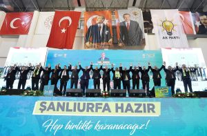 Recep Tayyip Erdoğan Instagram - Tarih boyunca büyük medeniyetlerin merkezlerinden biri olarak insanlığa hizmet etmiş Urfa bölgesinin bizim kalbimizde ayrı bir yeri vardır. 
 
Mesele yatırımlarla şehrimize eser kazandırmaksa, insanımıza hizmet etmekse bu hususlarda üzerimize kimseyi tanımıyoruz. 
 
Demokrasi ve kalkınma atılımlarımızın en güzel örneklerini Şanlıurfa’mızda hayata geçirmeye özel önem verdik. 
 
Ülkemize kazandırdığımız eser ve hizmetlerden Şanlıurfa’nın hak ettiği payı almasını sağlayacak yatırımların bizzat takipçisi olduk. 
 
Devlet yönetimi tecrübesiyle öne çıkan arkadaşlarımızı şehrimizde görevlendirerek çalışmaların eksiksiz ve süratli yürütülmesini temin ettik. 
 
Tabii Şanlıurfa gibi hem tarihî ve kültürel birikimi zengin hem insan kaynağı çeşitli hem gelişim potansiyeli yüksek bir şehri hayalleriyle buluşturmak öyle kolay olmuyor. 
 
Hep birlikte çok çalışmamız gerekiyor. 
 
Daha önemlisi birliğimizi, beraberliğimizi, kardeşliğimizi sıkı tutmamız, aramıza kimseyi sokmamamız, basiret ve feraseti elden bırakmamamız gerekiyor. 
 
Rabbimin inayetiyle, 31 Mart seçimlerinde Şanlıurfa başta olmak üzere şehirlerimizin tamamında alacağımız neticeyle milletimize layık olduğu eser ve hizmetleri vermeyi sürdüreceğiz.