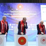 Recep Tayyip Erdoğan Instagram - Tam bir yıl önce bugün evlerimizi başlarımıza yıkan, yüreklerimizi dağlayan, yol açtığı acıları içimizde kor bir ateş misali ömür boyu taşıyacağımız büyük bir felaket yaşadık. Türkiye, 6 Şubat gününe tarihinin en büyük felaketiyle uyandı. İlki saat 04.17’de Pazarcık merkezli 7,7 büyüklüğünde, ardından aynı gün 13.24’te Elbistan merkezli 7,6 büyüklüğünde iki deprem ve şiddeti onlara yakın binlerce artçı sarsıntıyla âdeta dünyamız başımıza yıkıldı. Bu depremler gerek büyüklüğü gerek yüzeye yakınlığı gerekse deprem bölgesinin nüfus yoğunluğu bakımından insanlık tarihinin en sarsıcı felaketlerinden biri olarak kayıtlara geçmiştir. Deprem bölgesinde yıkılan binaların ’dan fazlasının 1999 öncesi inşaat standartlarında yapılmış olması felaketin boyutunu daha da artırmıştır. 6 Şubat depremlerinde kaybettiğimiz 53 bin 537 kardeşimize Allah’tan rahmet diliyor; kendilerini tekbirlerle, Fatihalarla, salavatlarla bir kez daha yâd ediyoruz. Depremde kaybettiğimiz kardeşlerimizin aziz hatıralarını kalplerimizde inşallah hep yaşatacağız. Rabbimden, bu gece idrak edeceğimiz Leyle-i Miraç hürmetine şehitlerimize af ve mağfiret temenni ediyorum. Bu felakette yaralanan 107 binin üzerindeki insanımız başta olmak üzere depreme maruz kalan vatandaşlarımızın tamamına bir kez daha geçmiş olsun dileklerimi sunuyorum. Kahramanmaraş