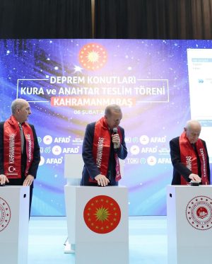 Recep Tayyip Erdoğan Instagram - Tam bir yıl önce bugün evlerimizi başlarımıza yıkan, yüreklerimizi dağlayan, yol açtığı acıları içimizde kor bir ateş misali ömür boyu taşıyacağımız büyük bir felaket yaşadık.

Türkiye, 6 Şubat gününe tarihinin en büyük felaketiyle uyandı.

İlki saat 04.17’de Pazarcık merkezli 7,7 büyüklüğünde, ardından aynı gün 13.24’te Elbistan merkezli 7,6 büyüklüğünde iki deprem ve şiddeti onlara yakın binlerce artçı sarsıntıyla âdeta dünyamız başımıza yıkıldı.

Bu depremler gerek büyüklüğü gerek yüzeye yakınlığı gerekse deprem bölgesinin nüfus yoğunluğu bakımından insanlık tarihinin en sarsıcı felaketlerinden biri olarak kayıtlara geçmiştir.

Deprem bölgesinde yıkılan binaların %90’dan fazlasının 1999 öncesi inşaat standartlarında yapılmış olması felaketin boyutunu daha da artırmıştır.

6 Şubat depremlerinde kaybettiğimiz 53 bin 537 kardeşimize Allah’tan rahmet diliyor; kendilerini tekbirlerle, Fatihalarla, salavatlarla bir kez daha yâd ediyoruz.

Depremde kaybettiğimiz kardeşlerimizin aziz hatıralarını kalplerimizde inşallah hep yaşatacağız.

Rabbimden, bu gece idrak edeceğimiz Leyle-i Miraç hürmetine şehitlerimize af ve mağfiret temenni ediyorum.

Bu felakette yaralanan 107 binin üzerindeki insanımız başta olmak üzere depreme maruz kalan vatandaşlarımızın tamamına bir kez daha geçmiş olsun dileklerimi sunuyorum.