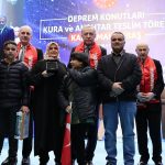 Recep Tayyip Erdoğan Instagram - Tam bir yıl önce bugün evlerimizi başlarımıza yıkan, yüreklerimizi dağlayan, yol açtığı acıları içimizde kor bir ateş misali ömür boyu taşıyacağımız büyük bir felaket yaşadık. Türkiye, 6 Şubat gününe tarihinin en büyük felaketiyle uyandı. İlki saat 04.17’de Pazarcık merkezli 7,7 büyüklüğünde, ardından aynı gün 13.24’te Elbistan merkezli 7,6 büyüklüğünde iki deprem ve şiddeti onlara yakın binlerce artçı sarsıntıyla âdeta dünyamız başımıza yıkıldı. Bu depremler gerek büyüklüğü gerek yüzeye yakınlığı gerekse deprem bölgesinin nüfus yoğunluğu bakımından insanlık tarihinin en sarsıcı felaketlerinden biri olarak kayıtlara geçmiştir. Deprem bölgesinde yıkılan binaların ’dan fazlasının 1999 öncesi inşaat standartlarında yapılmış olması felaketin boyutunu daha da artırmıştır. 6 Şubat depremlerinde kaybettiğimiz 53 bin 537 kardeşimize Allah’tan rahmet diliyor; kendilerini tekbirlerle, Fatihalarla, salavatlarla bir kez daha yâd ediyoruz. Depremde kaybettiğimiz kardeşlerimizin aziz hatıralarını kalplerimizde inşallah hep yaşatacağız. Rabbimden, bu gece idrak edeceğimiz Leyle-i Miraç hürmetine şehitlerimize af ve mağfiret temenni ediyorum. Bu felakette yaralanan 107 binin üzerindeki insanımız başta olmak üzere depreme maruz kalan vatandaşlarımızın tamamına bir kez daha geçmiş olsun dileklerimi sunuyorum. Kahramanmaraş