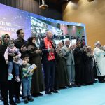 Recep Tayyip Erdoğan Instagram - Tam bir yıl önce bugün evlerimizi başlarımıza yıkan, yüreklerimizi dağlayan, yol açtığı acıları içimizde kor bir ateş misali ömür boyu taşıyacağımız büyük bir felaket yaşadık. Türkiye, 6 Şubat gününe tarihinin en büyük felaketiyle uyandı. İlki saat 04.17’de Pazarcık merkezli 7,7 büyüklüğünde, ardından aynı gün 13.24’te Elbistan merkezli 7,6 büyüklüğünde iki deprem ve şiddeti onlara yakın binlerce artçı sarsıntıyla âdeta dünyamız başımıza yıkıldı. Bu depremler gerek büyüklüğü gerek yüzeye yakınlığı gerekse deprem bölgesinin nüfus yoğunluğu bakımından insanlık tarihinin en sarsıcı felaketlerinden biri olarak kayıtlara geçmiştir. Deprem bölgesinde yıkılan binaların ’dan fazlasının 1999 öncesi inşaat standartlarında yapılmış olması felaketin boyutunu daha da artırmıştır. 6 Şubat depremlerinde kaybettiğimiz 53 bin 537 kardeşimize Allah’tan rahmet diliyor; kendilerini tekbirlerle, Fatihalarla, salavatlarla bir kez daha yâd ediyoruz. Depremde kaybettiğimiz kardeşlerimizin aziz hatıralarını kalplerimizde inşallah hep yaşatacağız. Rabbimden, bu gece idrak edeceğimiz Leyle-i Miraç hürmetine şehitlerimize af ve mağfiret temenni ediyorum. Bu felakette yaralanan 107 binin üzerindeki insanımız başta olmak üzere depreme maruz kalan vatandaşlarımızın tamamına bir kez daha geçmiş olsun dileklerimi sunuyorum. Kahramanmaraş