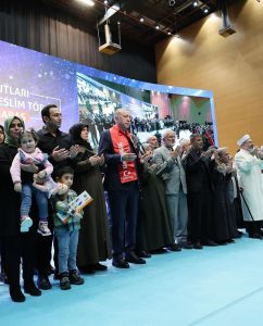 Recep Tayyip Erdoğan Instagram - Tam bir yıl önce bugün evlerimizi başlarımıza yıkan, yüreklerimizi dağlayan, yol açtığı acıları içimizde kor bir ateş misali ömür boyu taşıyacağımız büyük bir felaket yaşadık. Türkiye, 6 Şubat gününe tarihinin en büyük felaketiyle uyandı. İlki saat 04.17’de Pazarcık merkezli 7,7 büyüklüğünde, ardından aynı gün 13.24’te Elbistan merkezli 7,6 büyüklüğünde iki deprem ve şiddeti onlara yakın binlerce artçı sarsıntıyla âdeta dünyamız başımıza yıkıldı. Bu depremler gerek büyüklüğü gerek yüzeye yakınlığı gerekse deprem bölgesinin nüfus yoğunluğu bakımından insanlık tarihinin en sarsıcı felaketlerinden biri olarak kayıtlara geçmiştir. Deprem bölgesinde yıkılan binaların ’dan fazlasının 1999 öncesi inşaat standartlarında yapılmış olması felaketin boyutunu daha da artırmıştır. 6 Şubat depremlerinde kaybettiğimiz 53 bin 537 kardeşimize Allah’tan rahmet diliyor; kendilerini tekbirlerle, Fatihalarla, salavatlarla bir kez daha yâd ediyoruz. Depremde kaybettiğimiz kardeşlerimizin aziz hatıralarını kalplerimizde inşallah hep yaşatacağız. Rabbimden, bu gece idrak edeceğimiz Leyle-i Miraç hürmetine şehitlerimize af ve mağfiret temenni ediyorum. Bu felakette yaralanan 107 binin üzerindeki insanımız başta olmak üzere depreme maruz kalan vatandaşlarımızın tamamına bir kez daha geçmiş olsun dileklerimi sunuyorum. Kahramanmaraş