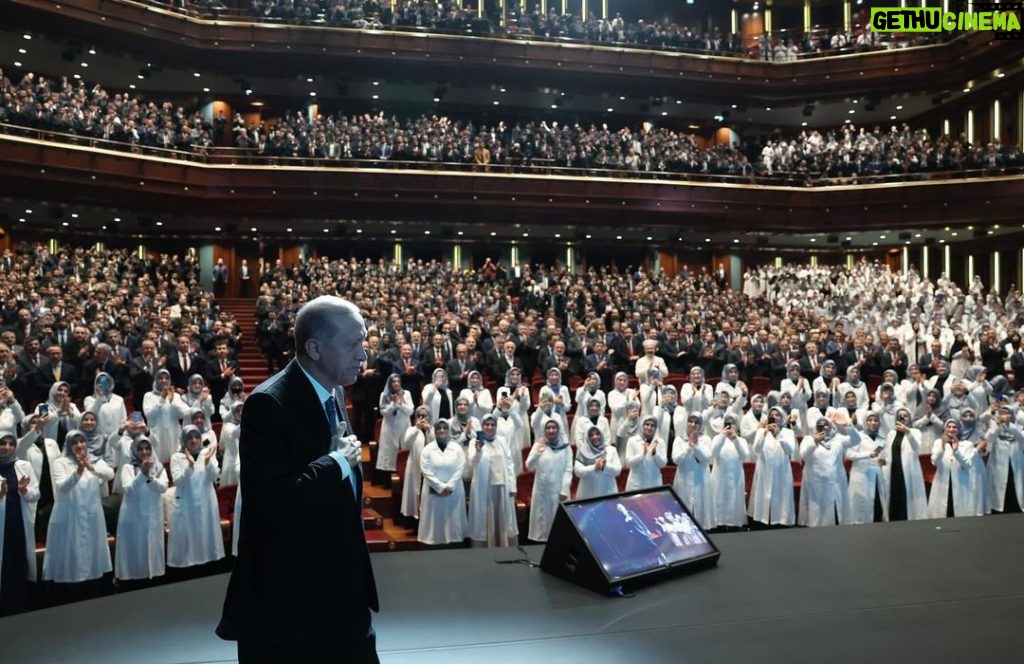 Recep Tayyip Erdoğan Instagram - Diyanet Akademisi Başkanlığı 1’inci Dönem Aday Din Görevlileri Mezuniyet Merasimi’ni Cumhurbaşkanlığı Külliyemizde gerçekleştirdik. 8 aylık eğitim süreçlerini başarıyla tamamlayan 4 bin 537 aday din görevlimizi tebrik ediyor, görevlerinde Rabbimden başarılar niyaz ediyorum. İlk olarak 2012 yılında hukuki altyapısını oluşturmaya başladığımız Diyanet Akademisini, 10 yılı bulan titiz ve yoğun çalışmaların ardından 2022 yılında hayata geçirdik. Akademinin kurulmasıyla birlikte Diyanet camiamız meslek öncesi eğitim ve mesleki eğitim noktasında son derece mücehhez bir yapıya kavuştu. Diyanet İşleri Başkanlığımızın merkez ve taşra teşkilatlarında yapılan her tür ve düzeydeki eğitimleri tek çatı altında topladık. Böylece verilen din hizmetlerinin niteliğini daha da arttıracak, Diyanet mensuplarımızın mesleki donanımını tahkim edecek, sadece kendi insanımıza değil yurt dışında yaşayan vatandaşlarımıza ve kardeş halklara da çok daha iyi hizmet götürülmesini sağlayacak, hasılı Diyanetimizin kurumsal, beşerî ve ilmî kapasitesini her alanda ileriye taşıyacak kritik bir kurumu Başkanlığımızın hizmetine sunmuş olduk. Aday din görevlilerimizi en güzel şekilde yetiştiren saygıdeğer hocalarımıza teşekkürlerimi iletiyorum. Yurt içinde ve yurt dışında özveriyle görev yapan bütün Diyanet mensuplarımıza, din görevlilerimize vazifelerinde kolaylıklar diliyorum. T.C. Cumhurbaşkanlığı