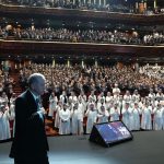Recep Tayyip Erdoğan Instagram - Diyanet Akademisi Başkanlığı 1’inci Dönem Aday Din Görevlileri Mezuniyet Merasimi’ni Cumhurbaşkanlığı Külliyemizde gerçekleştirdik. 8 aylık eğitim süreçlerini başarıyla tamamlayan 4 bin 537 aday din görevlimizi tebrik ediyor, görevlerinde Rabbimden başarılar niyaz ediyorum. İlk olarak 2012 yılında hukuki altyapısını oluşturmaya başladığımız Diyanet Akademisini, 10 yılı bulan titiz ve yoğun çalışmaların ardından 2022 yılında hayata geçirdik. Akademinin kurulmasıyla birlikte Diyanet camiamız meslek öncesi eğitim ve mesleki eğitim noktasında son derece mücehhez bir yapıya kavuştu. Diyanet İşleri Başkanlığımızın merkez ve taşra teşkilatlarında yapılan her tür ve düzeydeki eğitimleri tek çatı altında topladık. Böylece verilen din hizmetlerinin niteliğini daha da arttıracak, Diyanet mensuplarımızın mesleki donanımını tahkim edecek, sadece kendi insanımıza değil yurt dışında yaşayan vatandaşlarımıza ve kardeş halklara da çok daha iyi hizmet götürülmesini sağlayacak, hasılı Diyanetimizin kurumsal, beşerî ve ilmî kapasitesini her alanda ileriye taşıyacak kritik bir kurumu Başkanlığımızın hizmetine sunmuş olduk. Aday din görevlilerimizi en güzel şekilde yetiştiren saygıdeğer hocalarımıza teşekkürlerimi iletiyorum. Yurt içinde ve yurt dışında özveriyle görev yapan bütün Diyanet mensuplarımıza, din görevlilerimize vazifelerinde kolaylıklar diliyorum. T.C. Cumhurbaşkanlığı