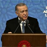 Recep Tayyip Erdoğan Instagram - Diyanet Akademisi Başkanlığı 1’inci Dönem Aday Din Görevlileri Mezuniyet Merasimi’ni Cumhurbaşkanlığı Külliyemizde gerçekleştirdik. 8 aylık eğitim süreçlerini başarıyla tamamlayan 4 bin 537 aday din görevlimizi tebrik ediyor, görevlerinde Rabbimden başarılar niyaz ediyorum. İlk olarak 2012 yılında hukuki altyapısını oluşturmaya başladığımız Diyanet Akademisini, 10 yılı bulan titiz ve yoğun çalışmaların ardından 2022 yılında hayata geçirdik. Akademinin kurulmasıyla birlikte Diyanet camiamız meslek öncesi eğitim ve mesleki eğitim noktasında son derece mücehhez bir yapıya kavuştu. Diyanet İşleri Başkanlığımızın merkez ve taşra teşkilatlarında yapılan her tür ve düzeydeki eğitimleri tek çatı altında topladık. Böylece verilen din hizmetlerinin niteliğini daha da arttıracak, Diyanet mensuplarımızın mesleki donanımını tahkim edecek, sadece kendi insanımıza değil yurt dışında yaşayan vatandaşlarımıza ve kardeş halklara da çok daha iyi hizmet götürülmesini sağlayacak, hasılı Diyanetimizin kurumsal, beşerî ve ilmî kapasitesini her alanda ileriye taşıyacak kritik bir kurumu Başkanlığımızın hizmetine sunmuş olduk. Aday din görevlilerimizi en güzel şekilde yetiştiren saygıdeğer hocalarımıza teşekkürlerimi iletiyorum. Yurt içinde ve yurt dışında özveriyle görev yapan bütün Diyanet mensuplarımıza, din görevlilerimize vazifelerinde kolaylıklar diliyorum. T.C. Cumhurbaşkanlığı